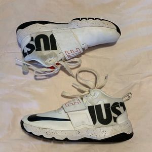 NIKE team hustle D8 shoes